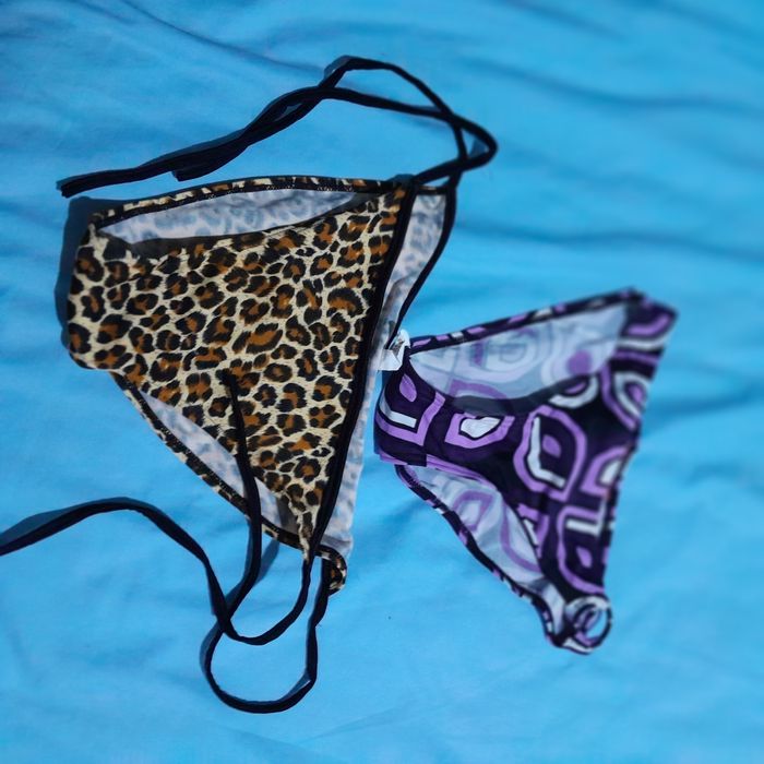 Várias partes de biquínis