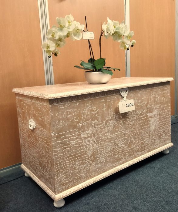 Arca restaurada - dourada e branca