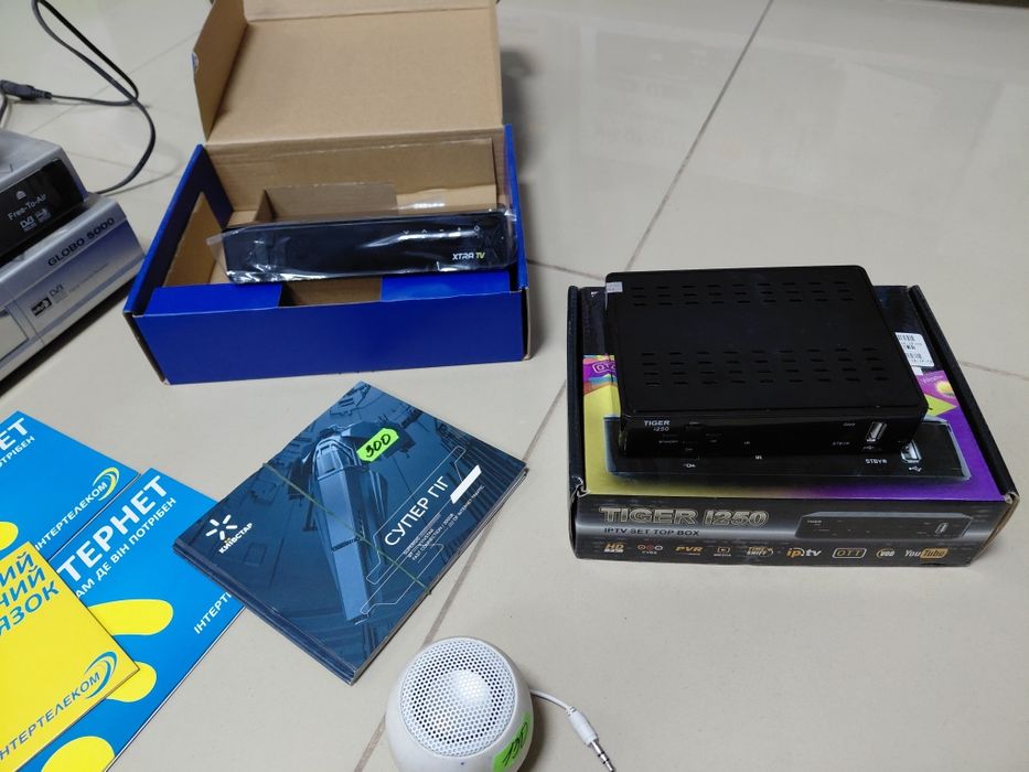 Коробка різної техніки тюнери, смарт приставка, пульти ітак далі