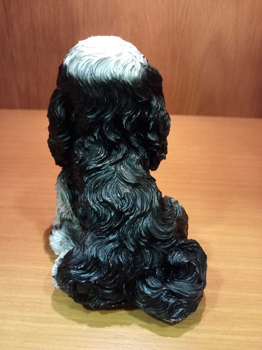 Estatueta de cão em resina pintada, muito antiga!