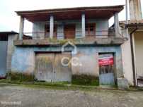 Moradia para reconstruir na periferia da cidade de Chaves