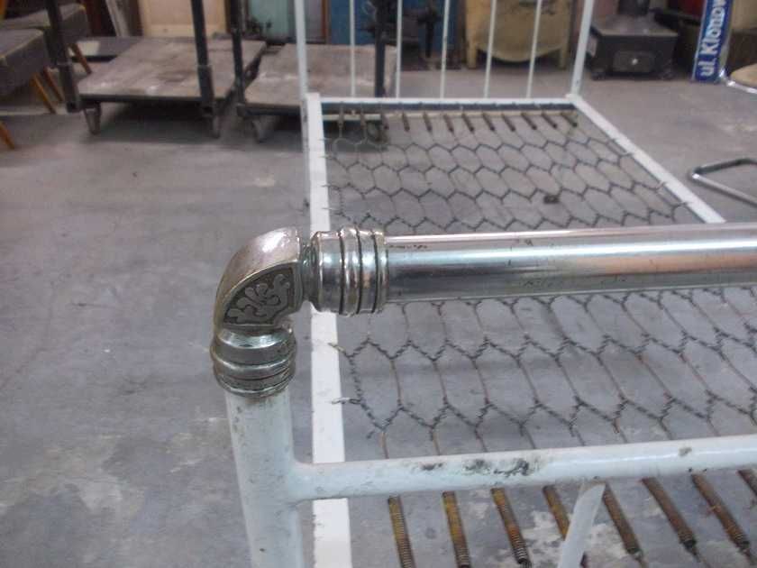 Zabytkowe przedwojenne łóżko metalowe