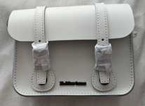 Skórzana biała torebka dr. Martens 7" bag