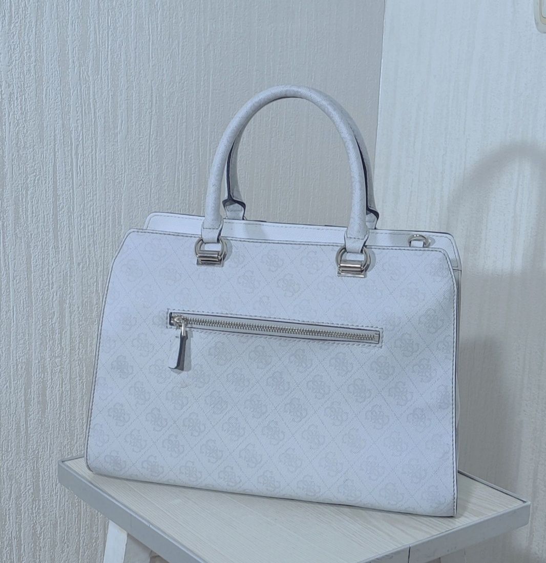 Белая сумка Guess