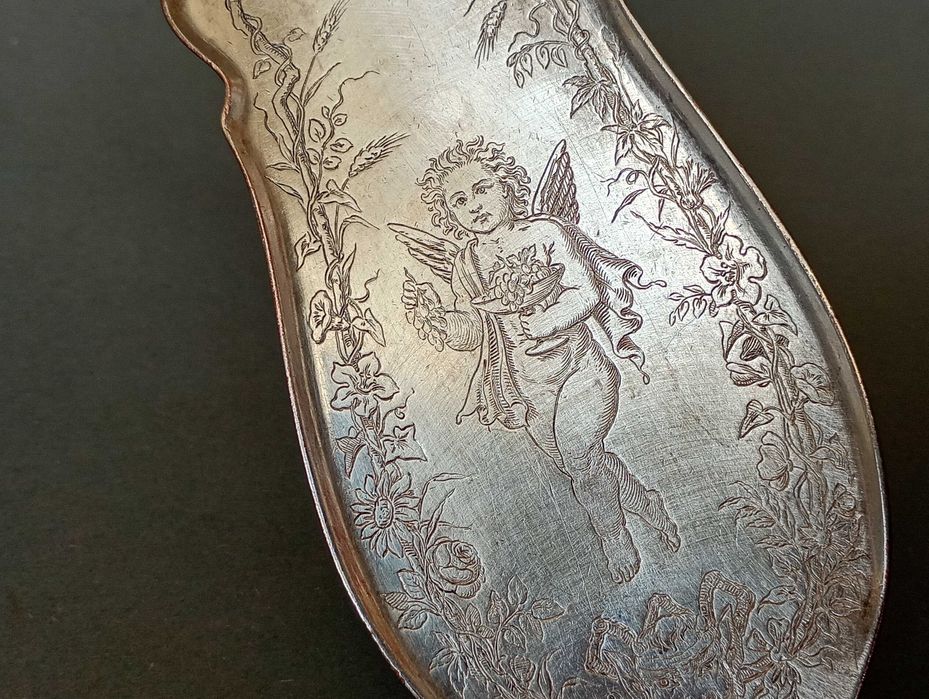 Posrebrzana łopatka do ciasta z amorkiem