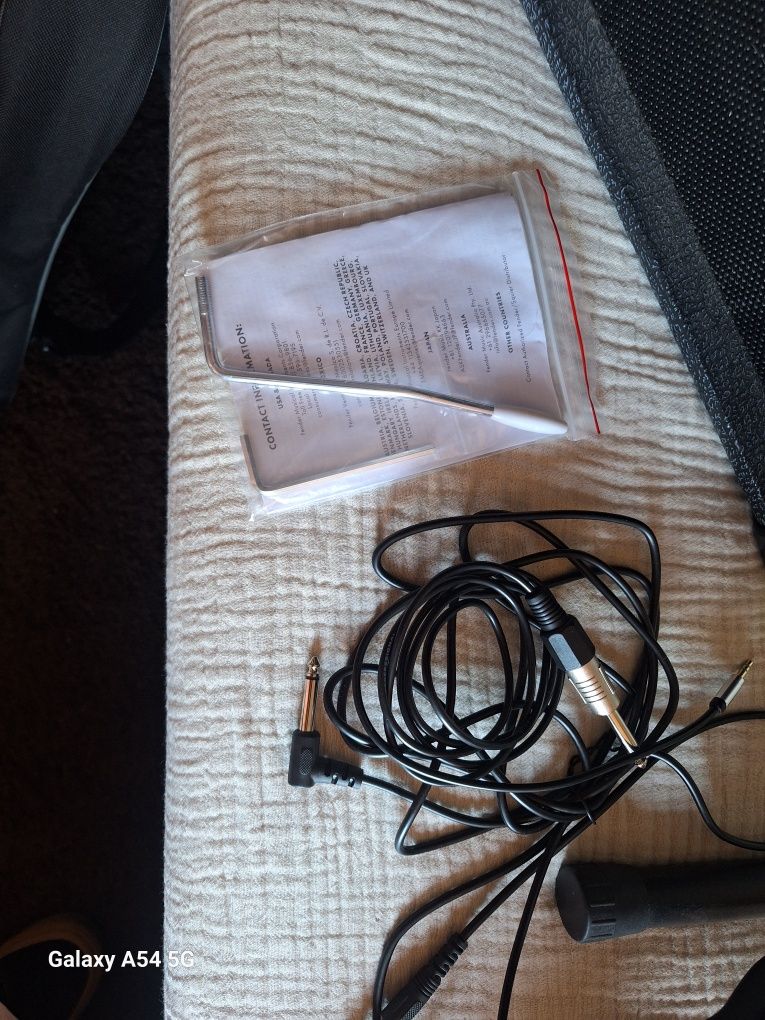 Vendo Squier Guitarra com amplificador e capa para guitarra com alças
