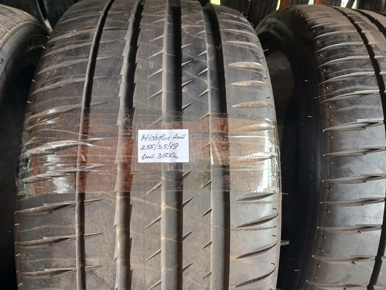 Резина Michelin 255,35,19 3500грн