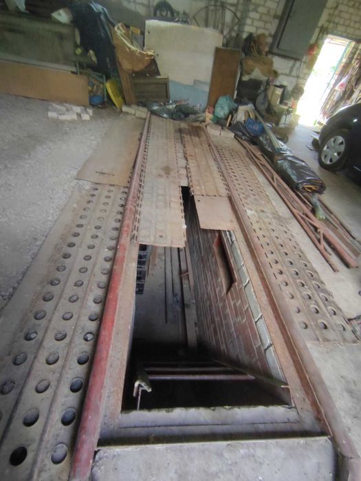 продам здание в центре Чугуева с 2 этажным жилым домом