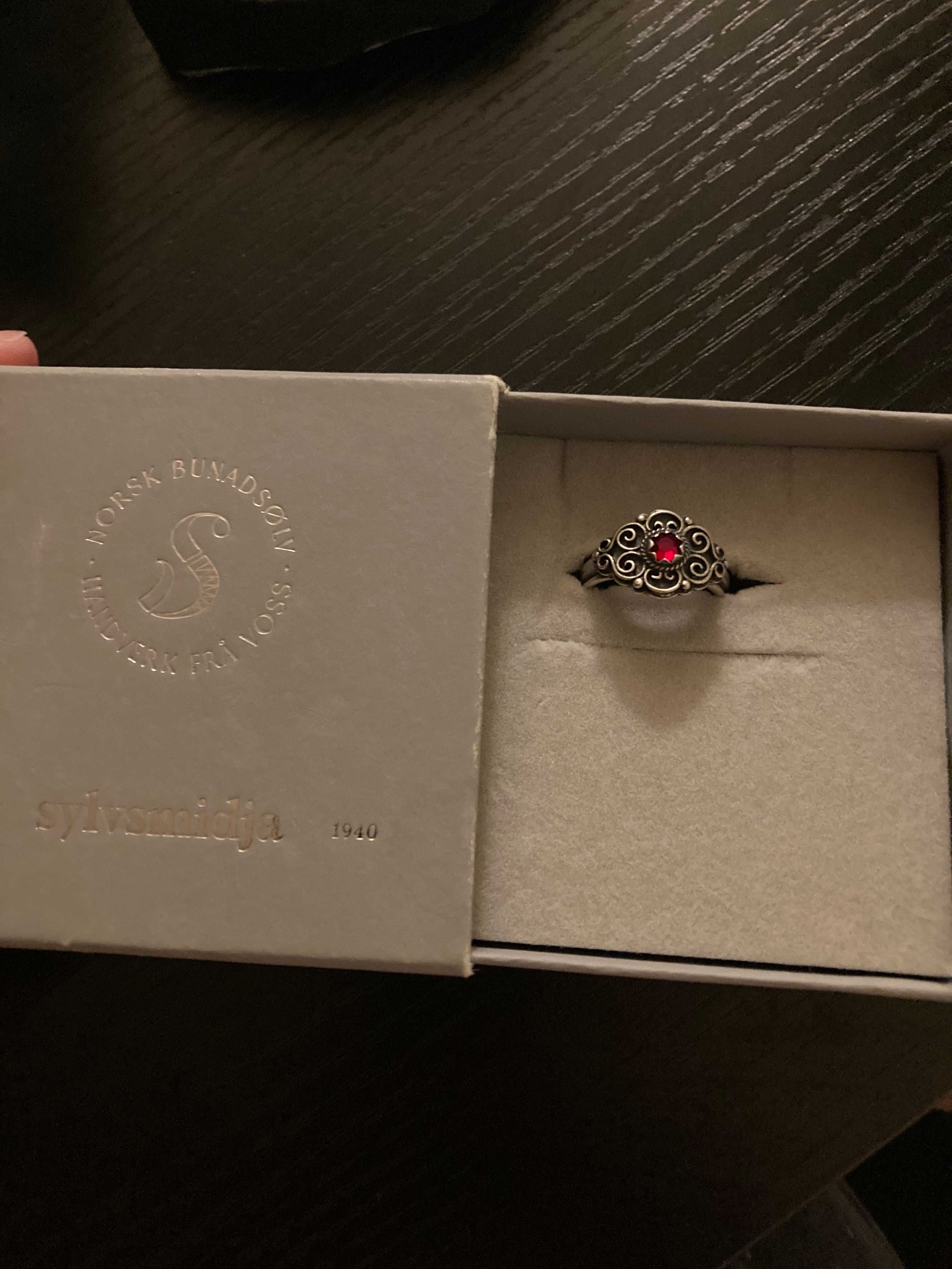 Anel Prata Bunad Silver Redstone Ring Norwegian Sylvsmidja