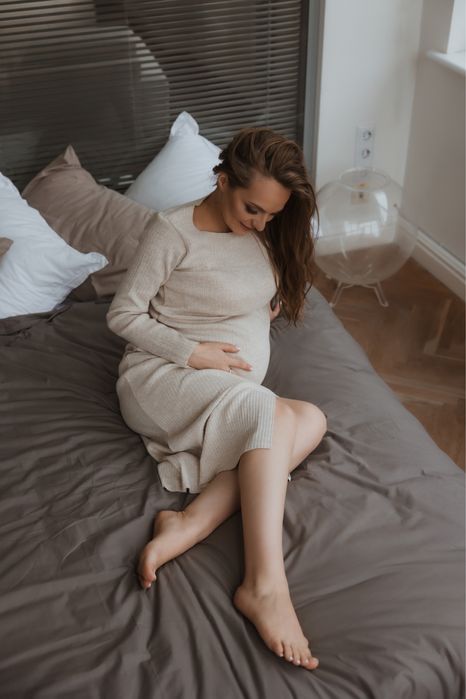 Сукня бежевого кольору можна для вагітних