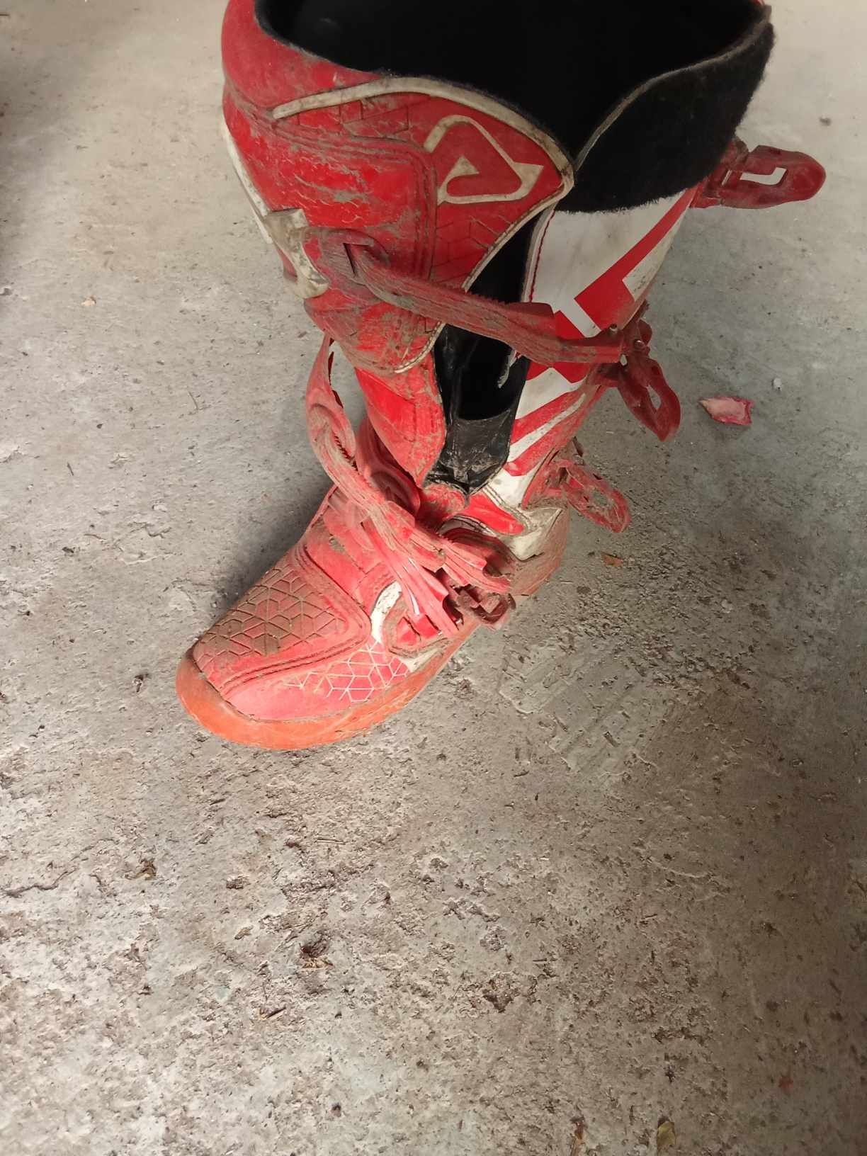 Botas e colete de enduro