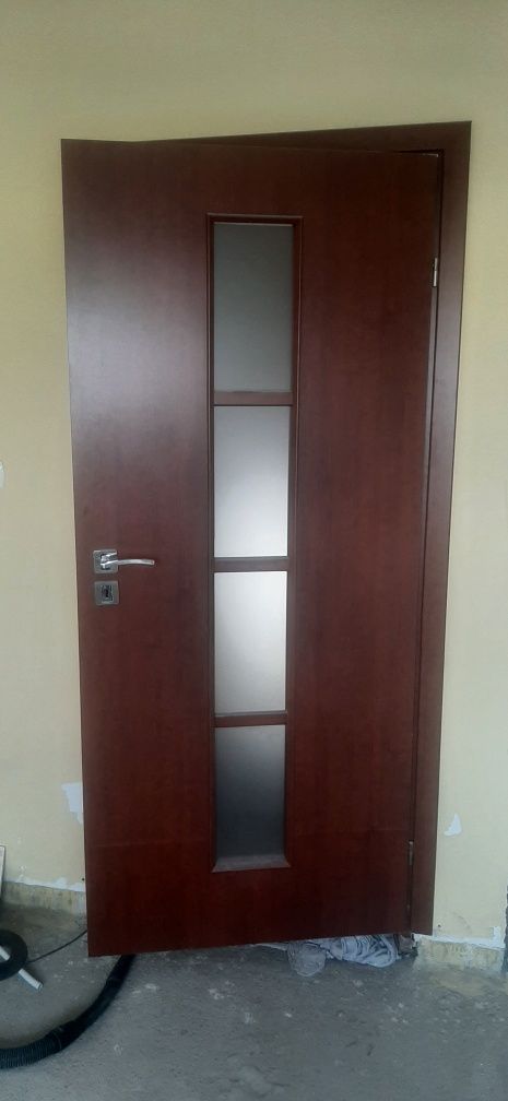 Drzwi Porta z futryną w kolorze drzwi i opaską