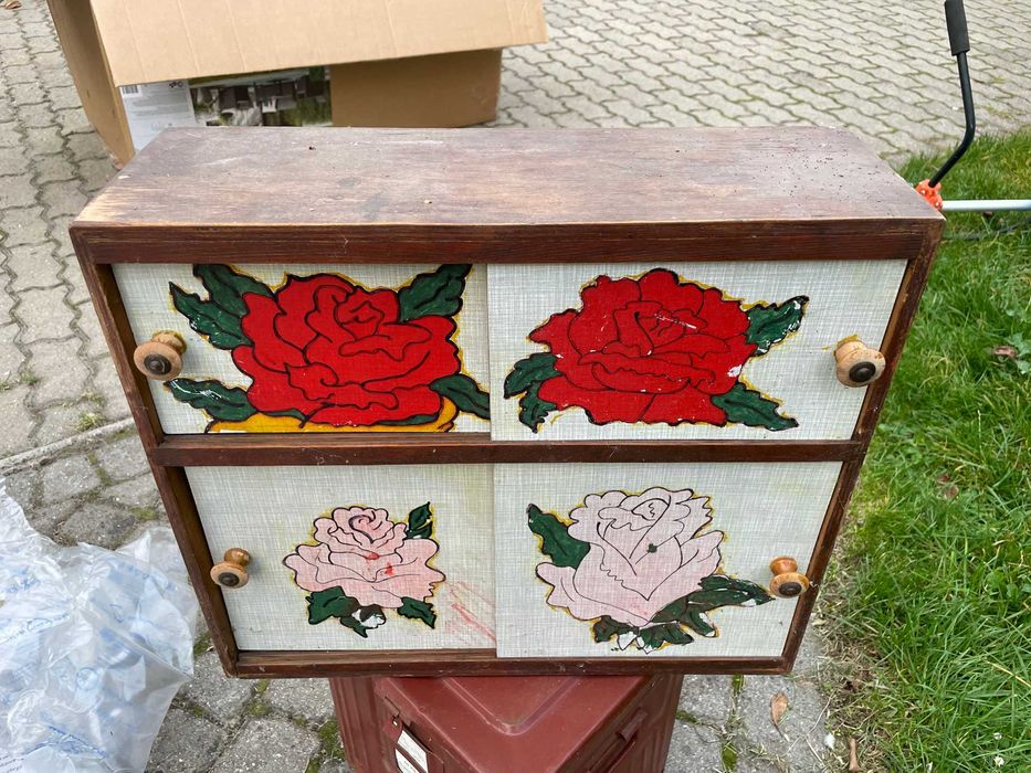 Stara szafka, półka, regał zdobiona
