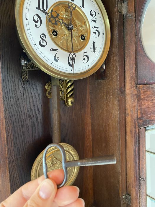 Drewniany zegar ścienny nakręcany z motywem sowy