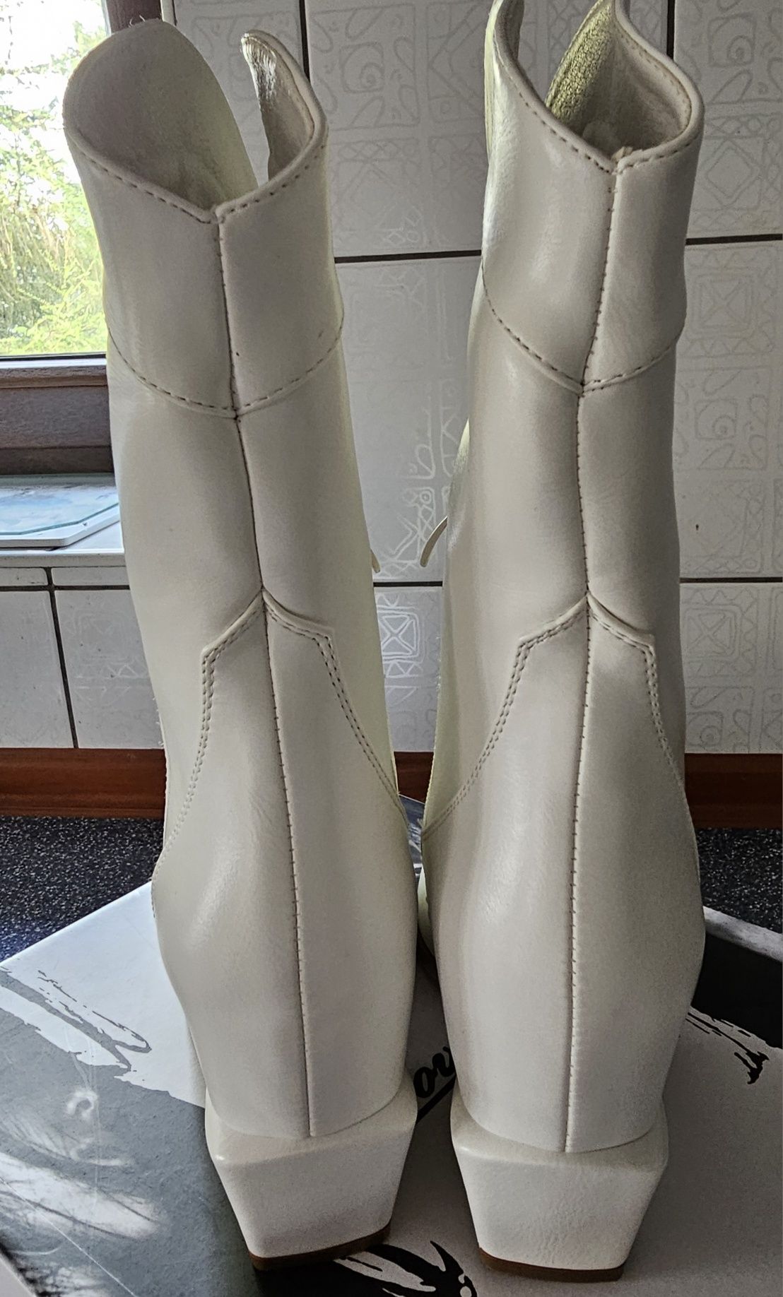 Nowe białe kowbojki