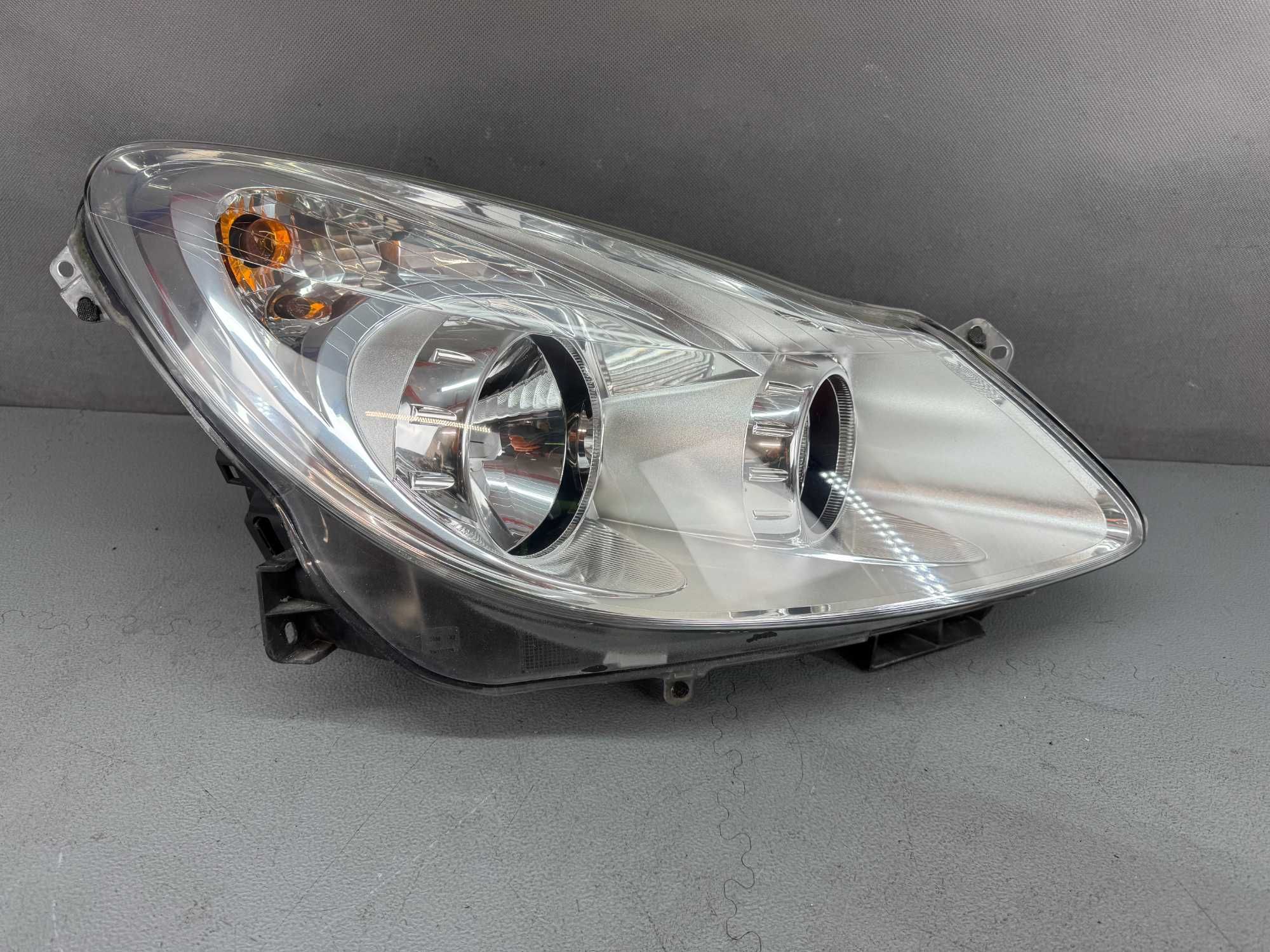Opel Corsa D Lampa Przód Przednia Zwykła Prawa Kompletna Europa IGŁA