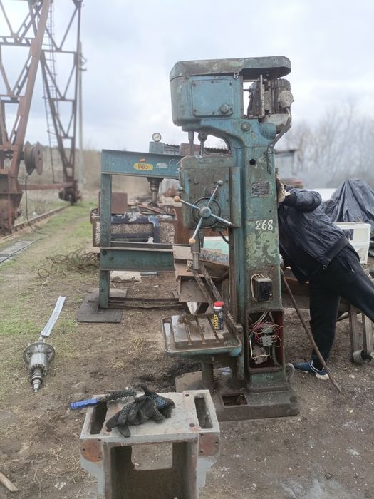 Станок сверлильный промышленный.рабочий.