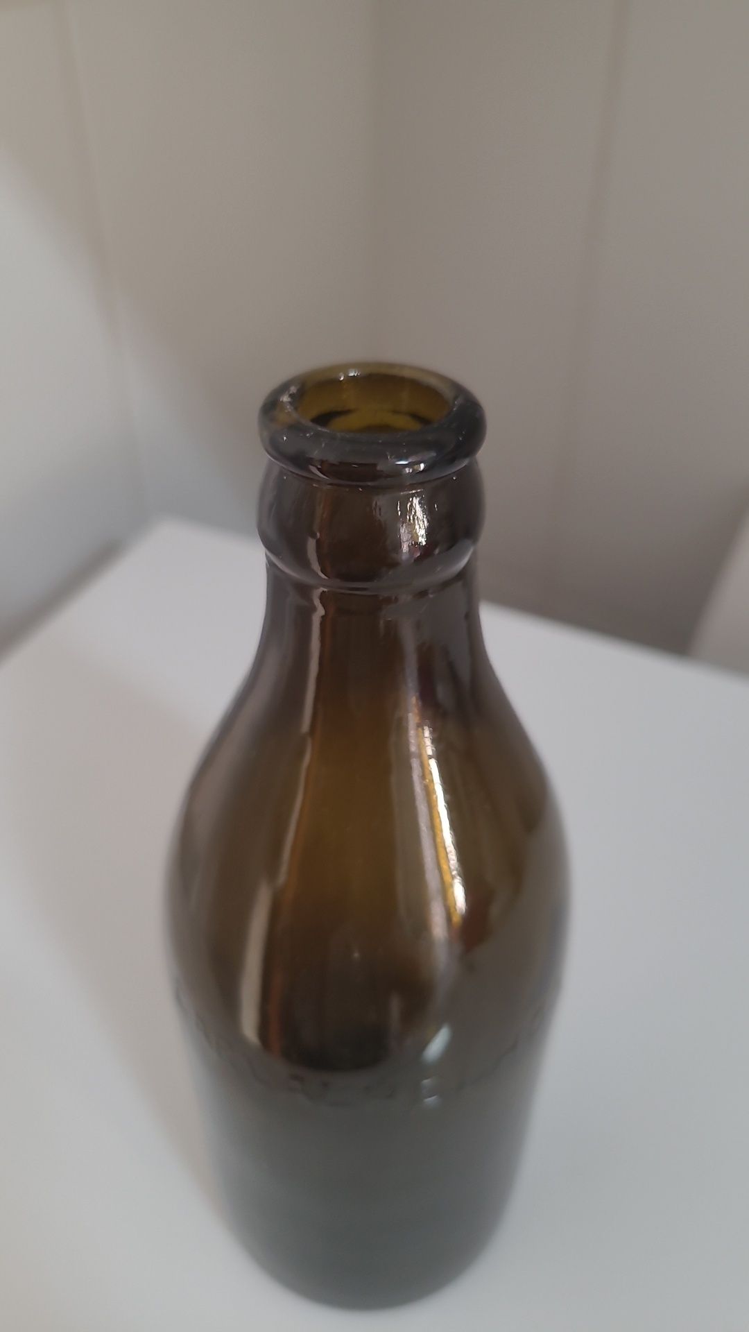 Garrafa de vidro gravada em alto relevo da marca (CARVALHELHOS)
