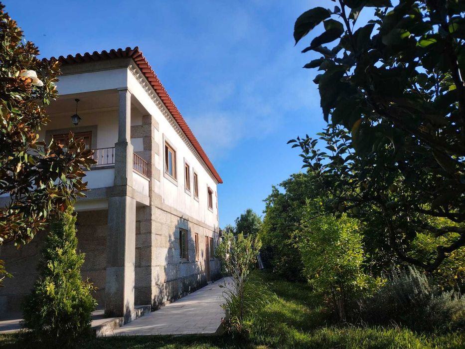 Moradia T4+1 Isolamento Moderno no Centro de LANHESES Viana do Castelo