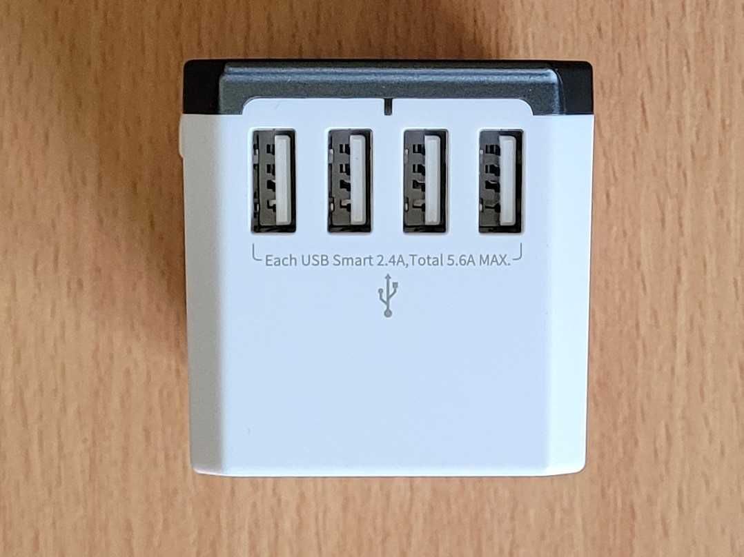 Ładowarka Adapter Podróżny z 4 gniazdami USB, 1 USB-C  do 224 krajów