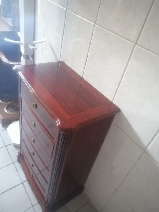 Camiseiro decorativo em mogno.