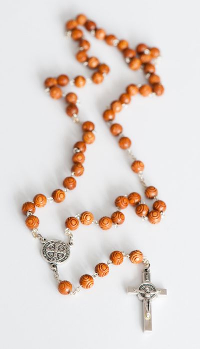 Różaniec drewniany św. Benedykt brązowy z etui sakiewka z tkaniny