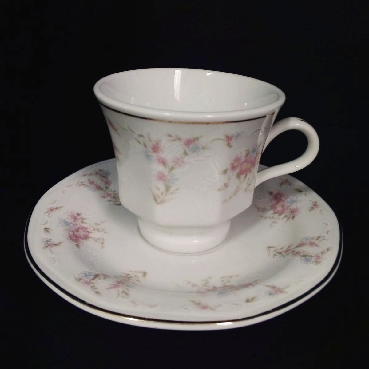 Chávena de Chá e Pires em Porcelana com Decoração Floral