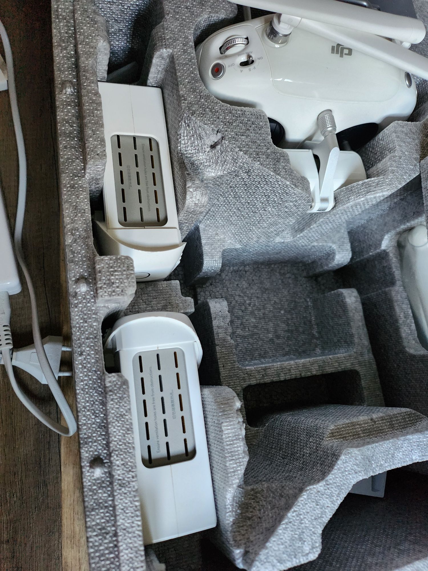 DJI phantom 4.   2 baterie