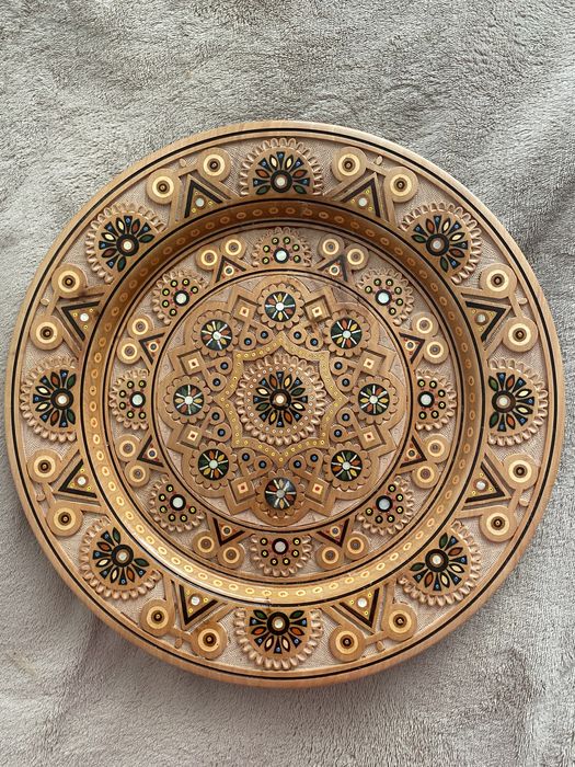 Тарілка дерев‘яна декоративна інкрустована намистом