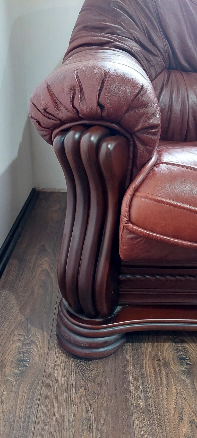 Шкіряний диван та крісло, пуф
