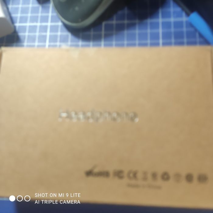 Słuchawki nauszne sportowe z radiem i innymi funkcjami.