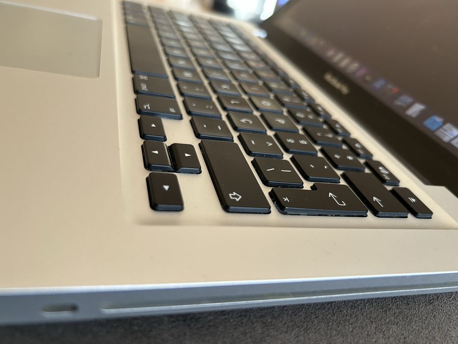 Mac Book Pro 8gb intel core i5