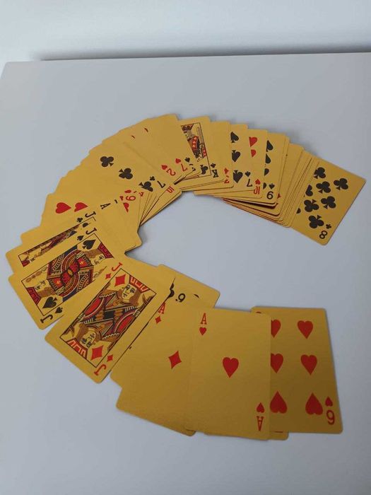 Cartas de jogar na cor dourada