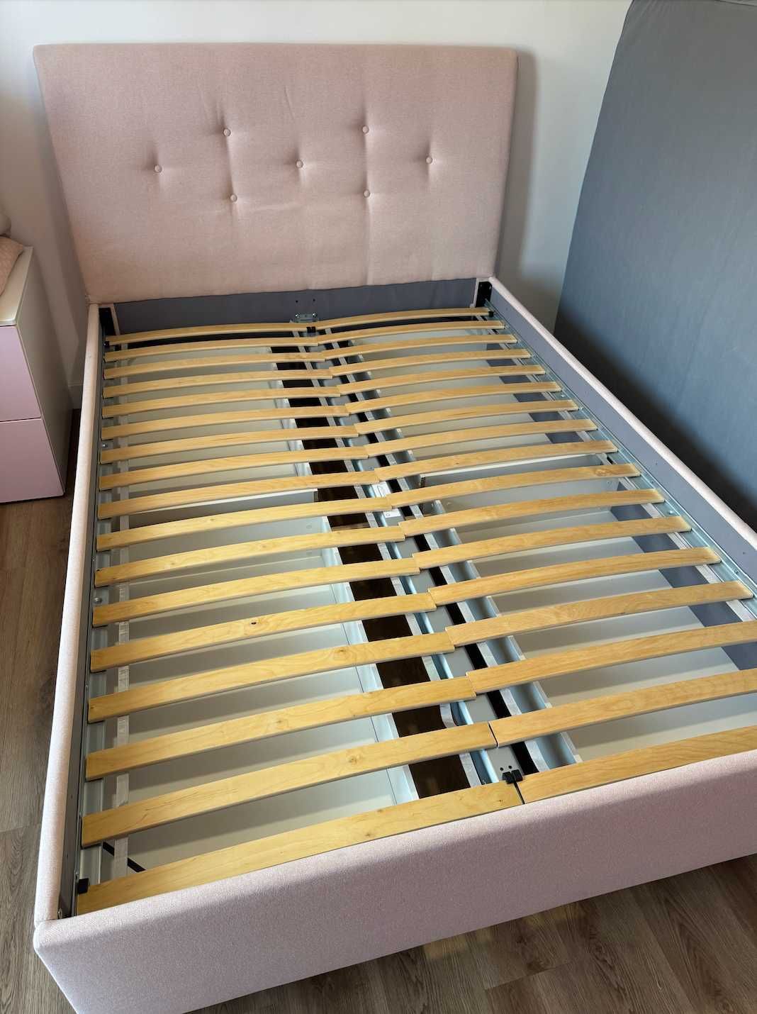 Cama estofada com gavetas 140x200 cm