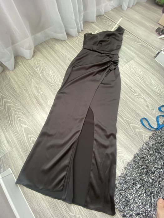 Чарна атласна максі сукня