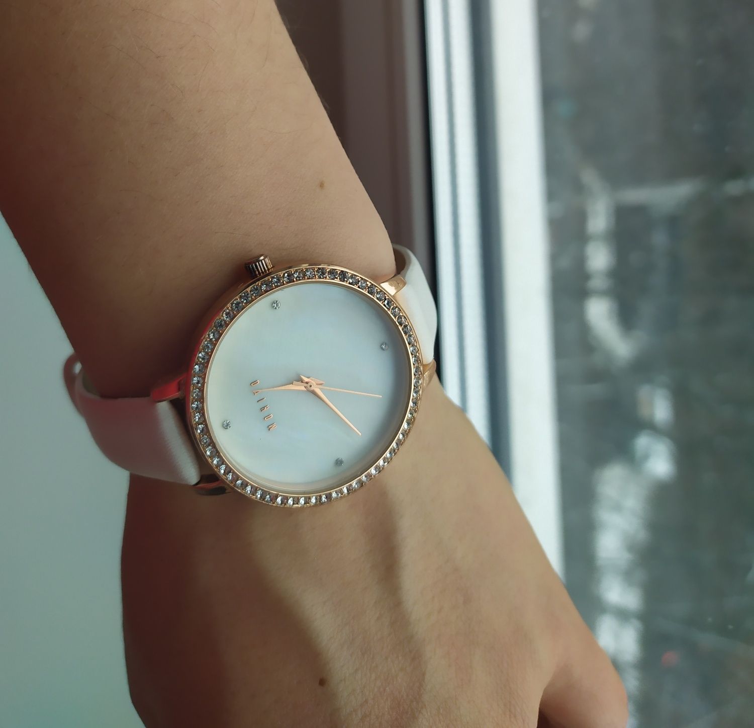 Женские наручные часы Mohito стильные новые с белым ремешком недорого