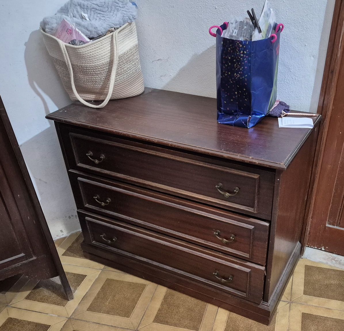 Cómoda em madeira