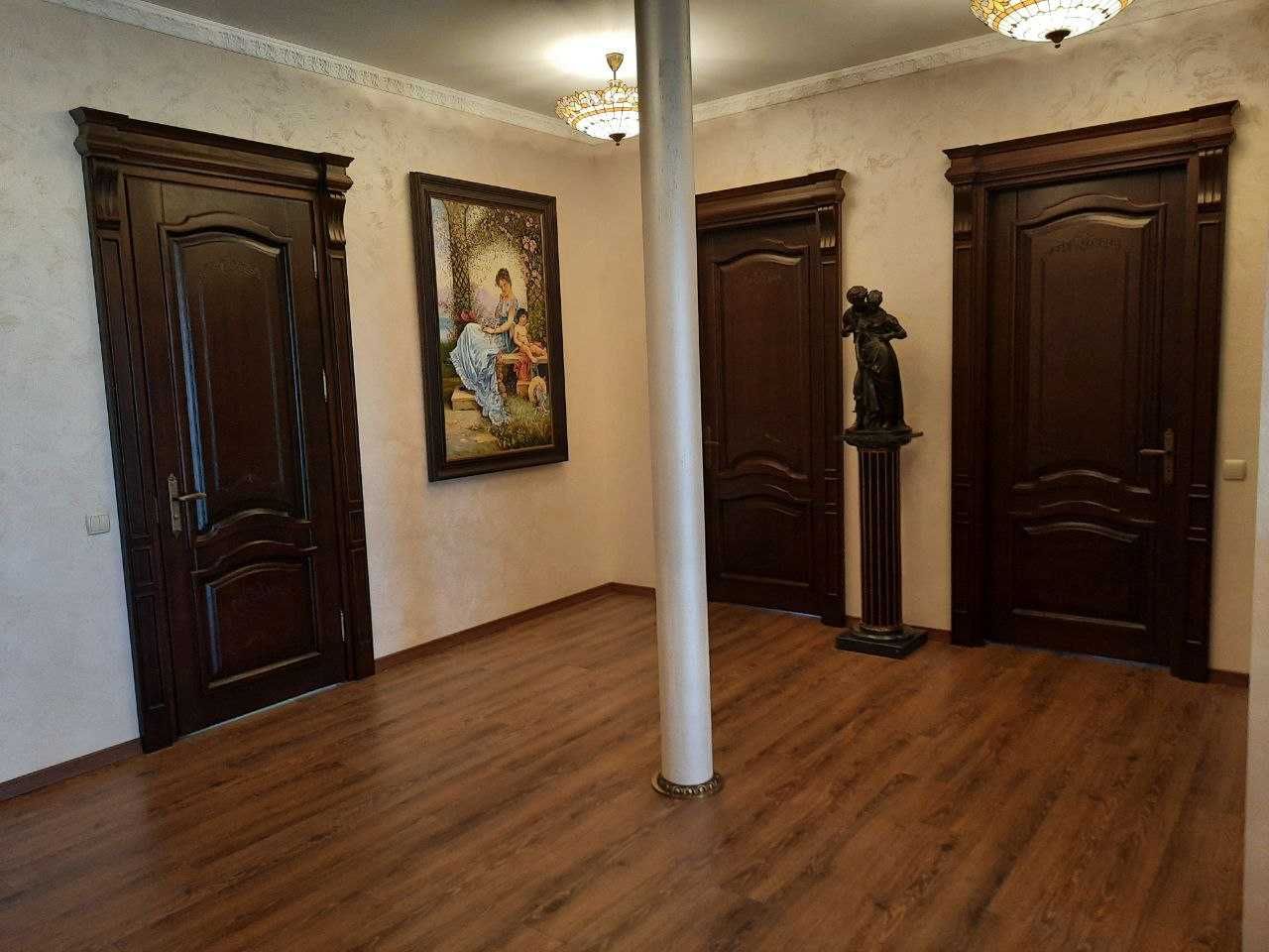 Продаж елітного будинку 355 м²  та 21 сот. землі у с.Конопниця