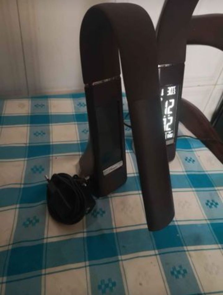 Candeeiro led com relógio
