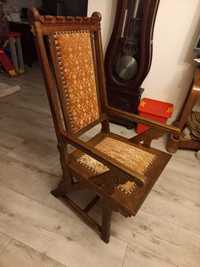 stary zabytkowy drewniany fotel tron