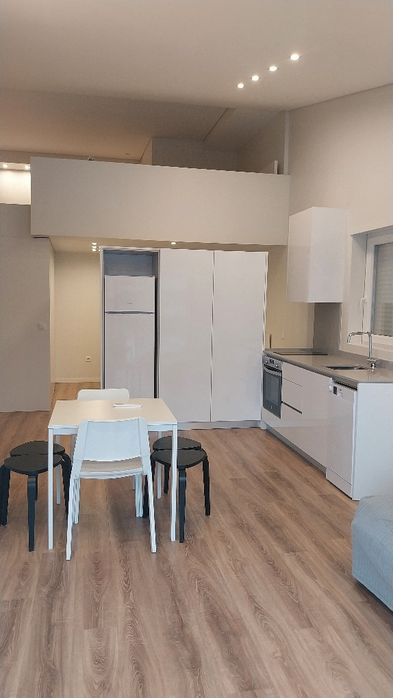 Apartamento T2 com terraço. Para arrendamento.