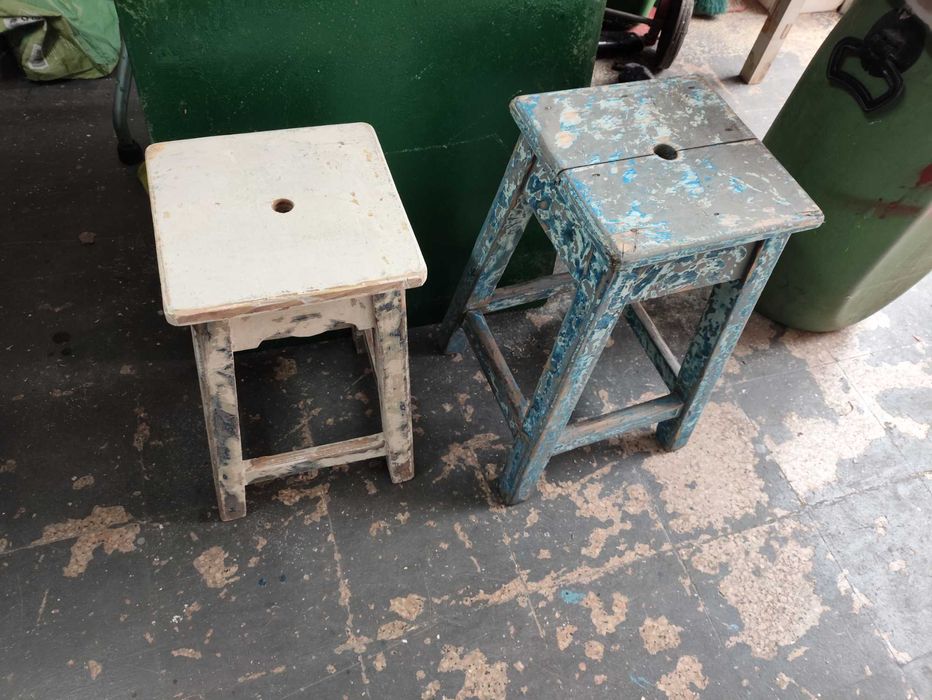 Mesa de taberna e bancos