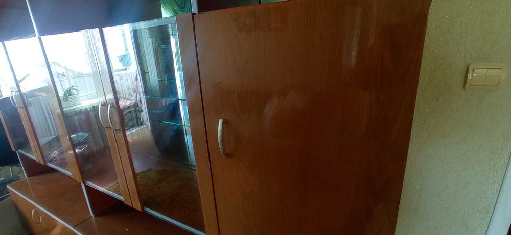 Продам стенку лакированную.