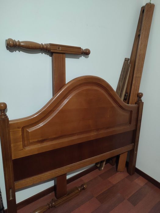 Armação de cama, em madeira maciça