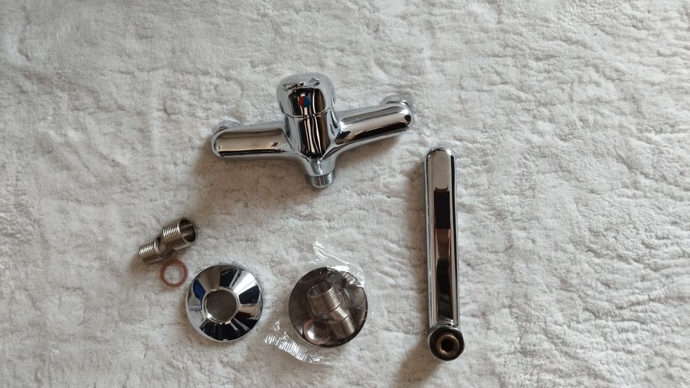 Bateria naścienna z krótką wylewką Valvex