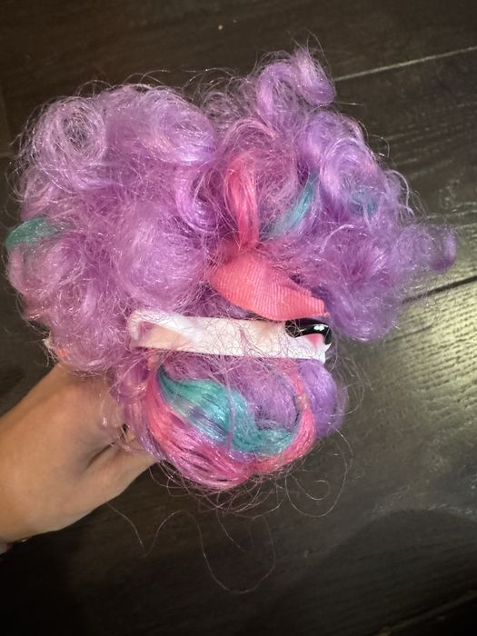 Lalka gabi z fiolerowymi wlosami