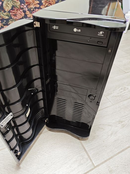 Intel core 2 duo e8400 + 2gb ram + Radeon HD 4800 512mb + 2 hdd