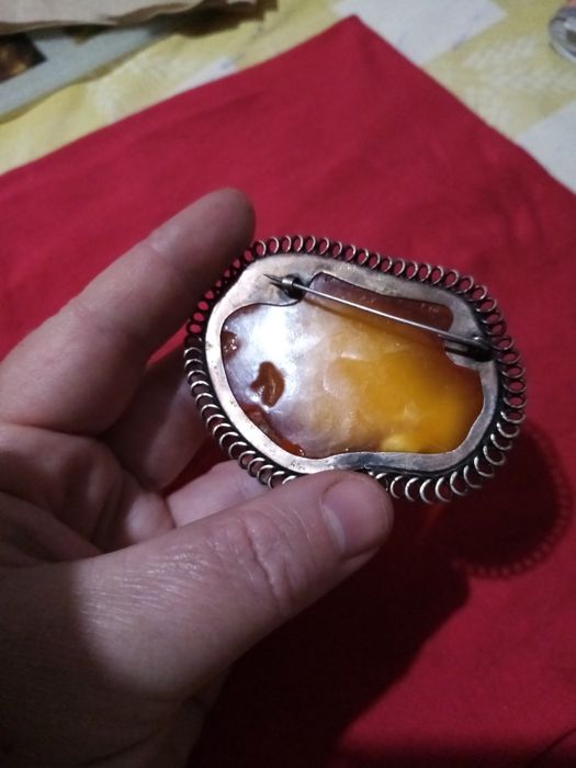 Янтарна, бурштинові брошка.