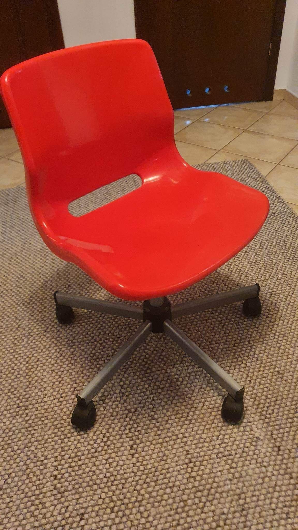 Czerwone krzesło biurowe IKEA