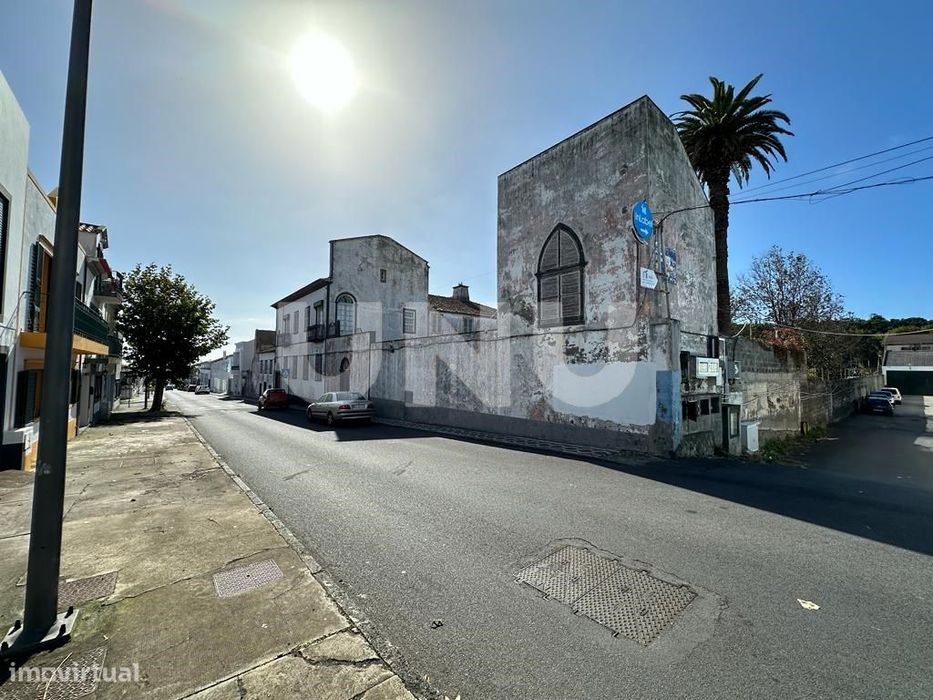 Prédio V8 para remodelação, no centro de Ponta Delgada